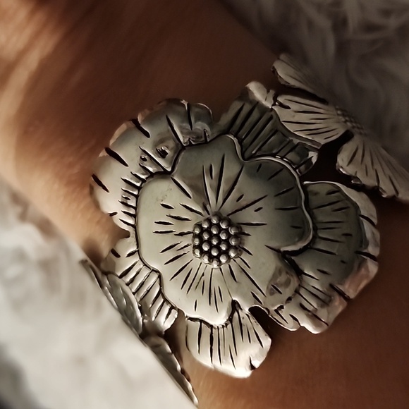 Boho Flower Cuff Bracelet Brand New Item #2 - Picture 3 of 3